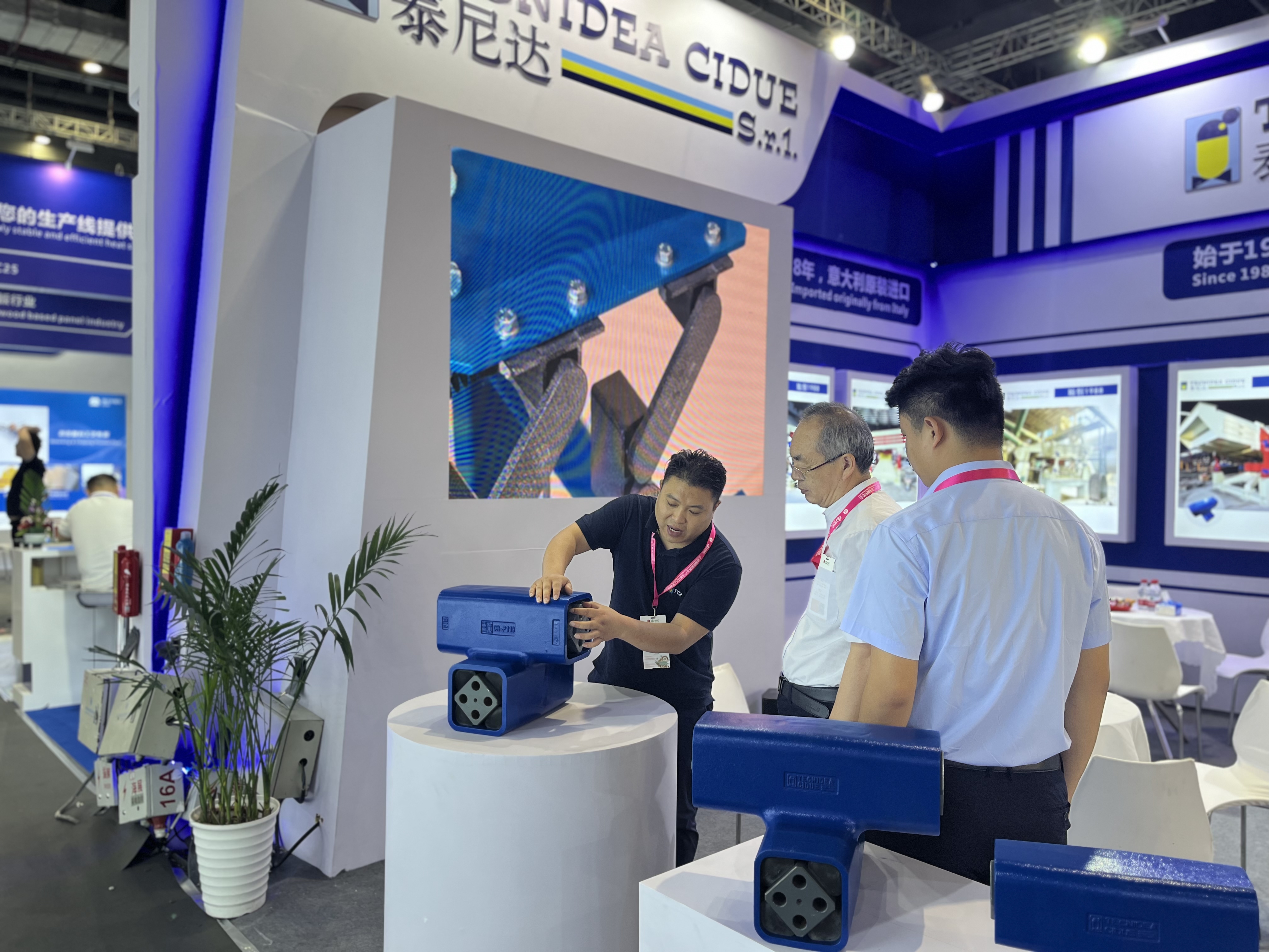 庆祝2023上海国际家具生产设备及木工机械展览会圆满成功